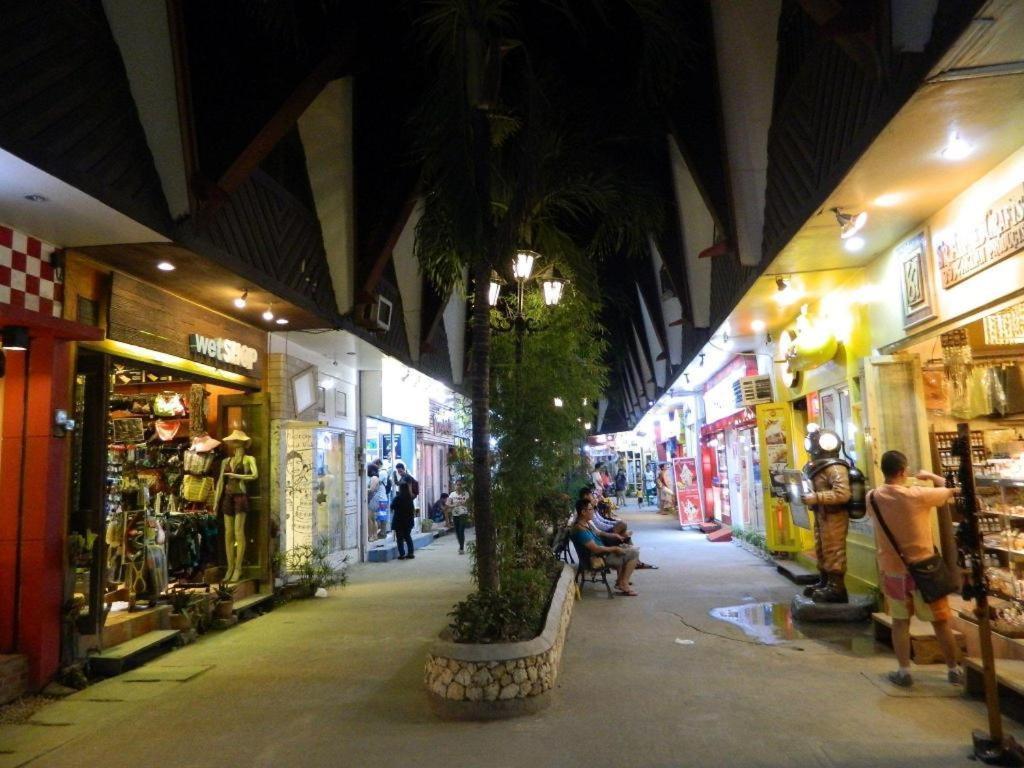 Fat Jimmy'S Hotel Boracay Balabag  Exterior photo